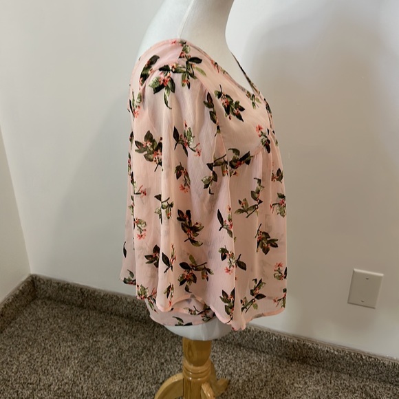 🏰 Abercrombie & Fitch Semi Sheer Blouse - Picture 2 of 5